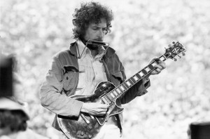 SAN FRANCISCO, CA - MARCH 23, 1975:  Singer/Songwriter Bob Dylan performs at Kezar Stadium in San Francisco, California, March 23, 1975.  (Photo by Alvan Meyerowitz/Michael Ochs Archives/Getty Images)