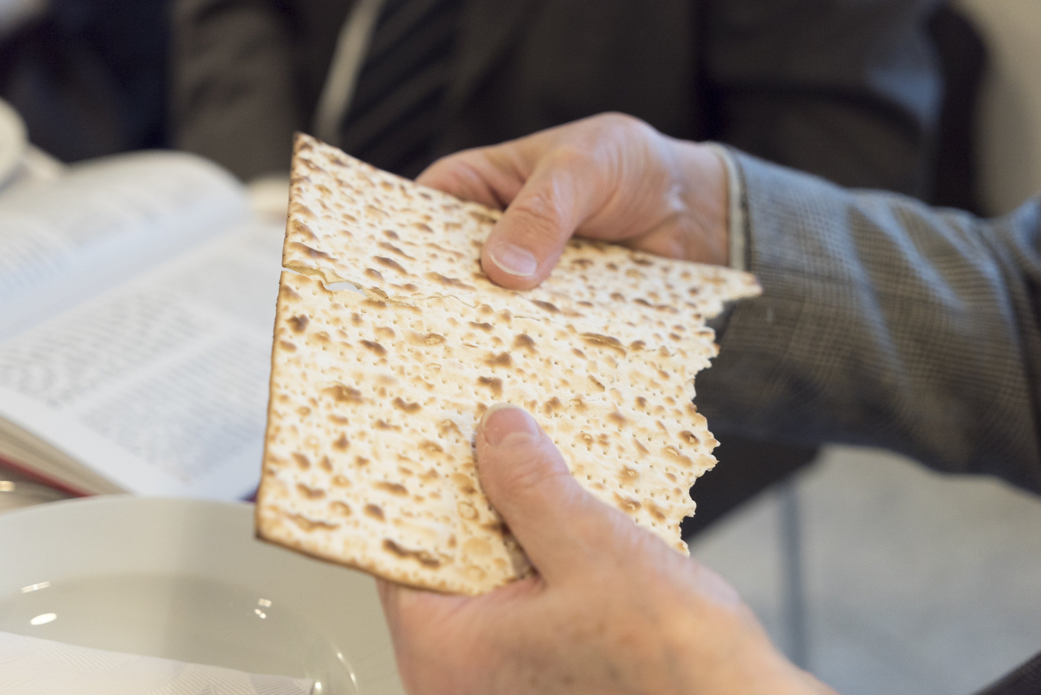 еврейская маца. пресный хлеб для иудея. хлебцы маца. маца еврейское блюдо. пресный хлеб для иудея.