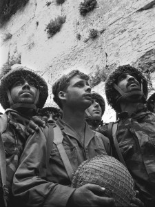 June 10,1967. Israeli paratroopers reach the Western Wall From left to right: Zion Karasenti, Dr.Yitzhak Yifat, Haim Oshri. File#: L.7210/30